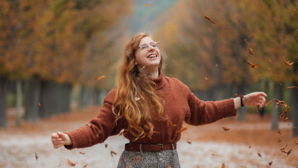 Julia Farbenfroh in einer Herbstlandschaft.